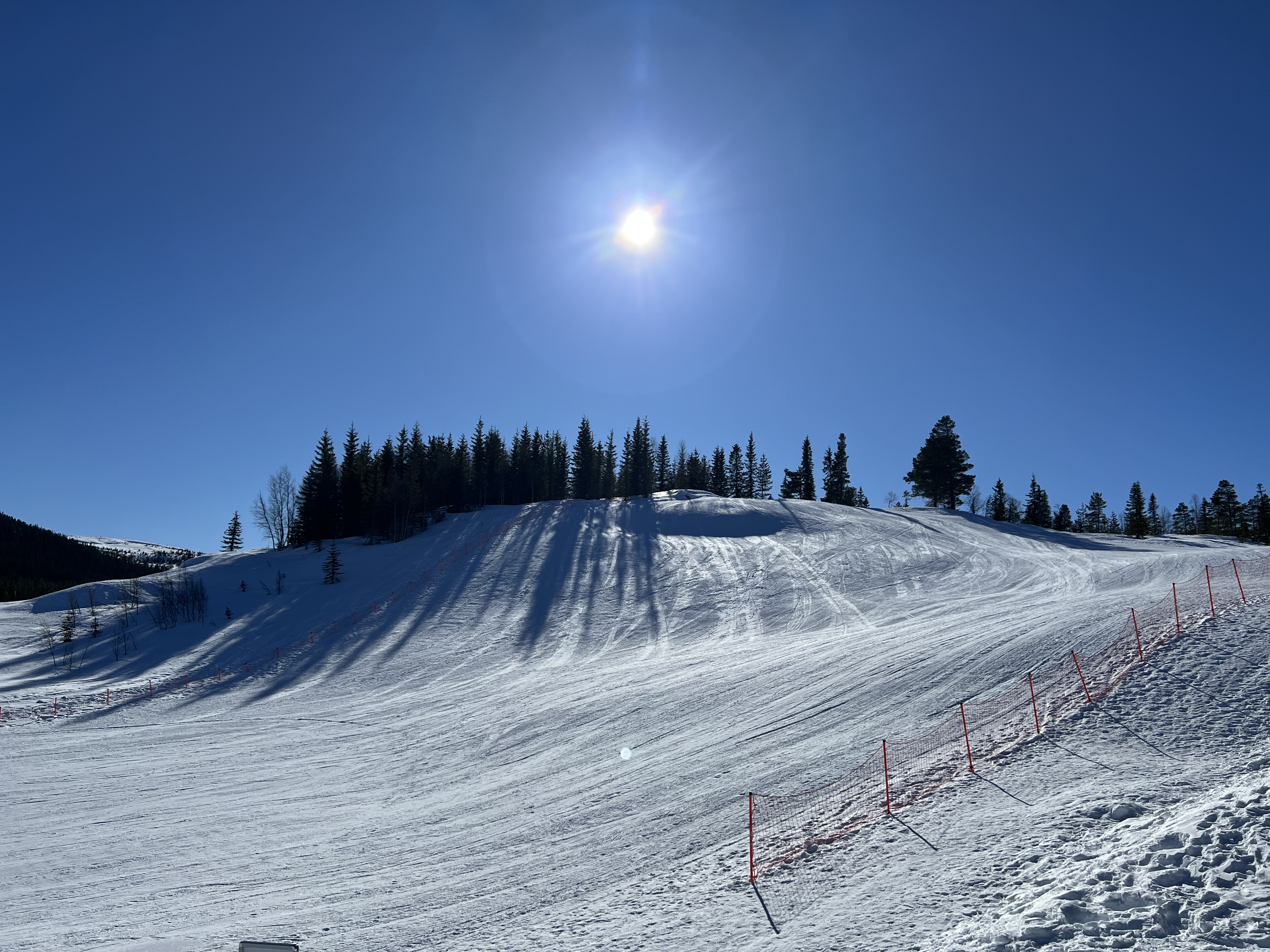 Skibakke ved hyttetomter i Birtedalen i Fyresdal kommune på vinter